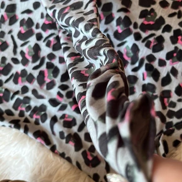 New NIC + ZOE Cheetah Pop Top size M Grey Multi-Color Fitted Ruched Cuffs - Picture 11 of 16